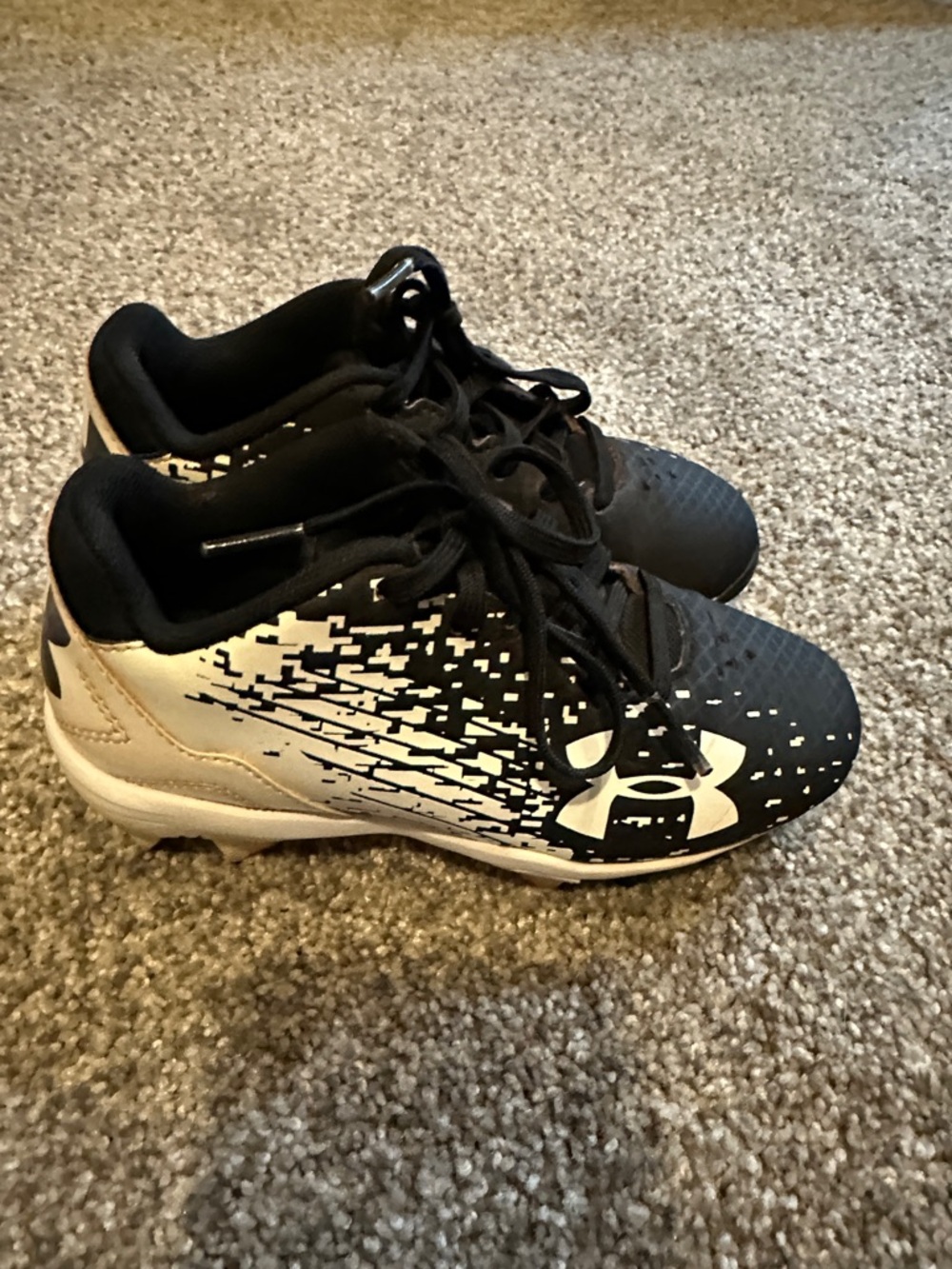Under Armour Kids Black & White Graphic Cleats